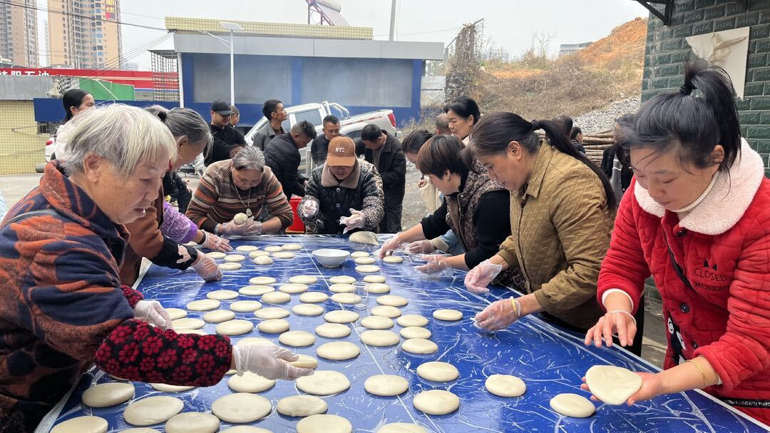 共筑邻里情：荆山小区开展“抖糍粑迎新年”活动