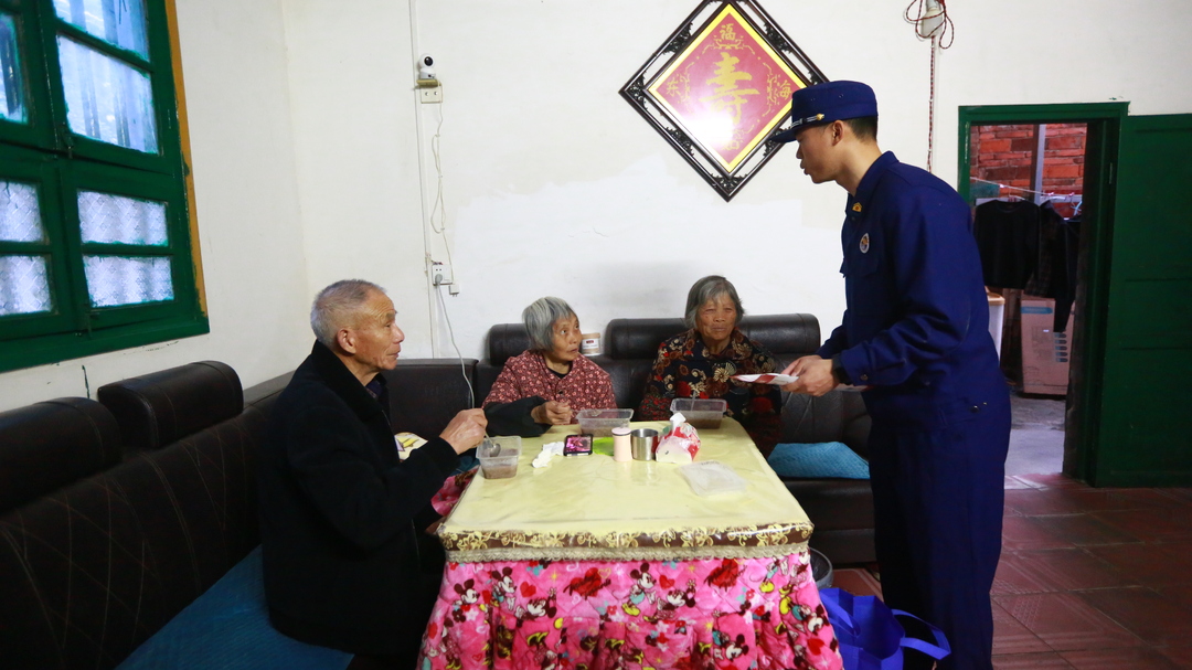 “腊八”节里送安全 消防护民更“粥”全