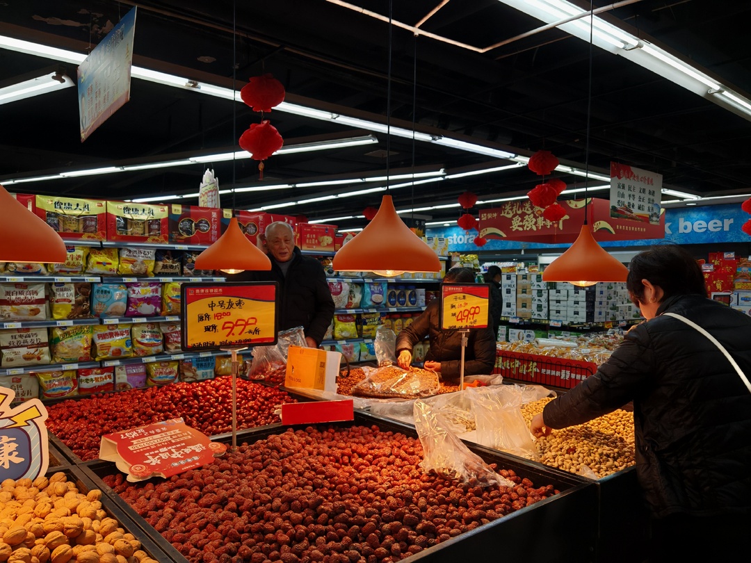 春节将近 年货市场火热 商超供应充足