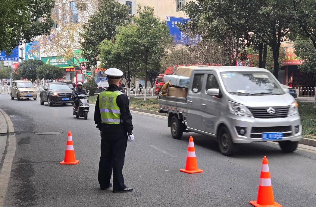 安全生产在线丨县交警大队：持续开展路面巡逻护学  筑牢年末交通安全防线