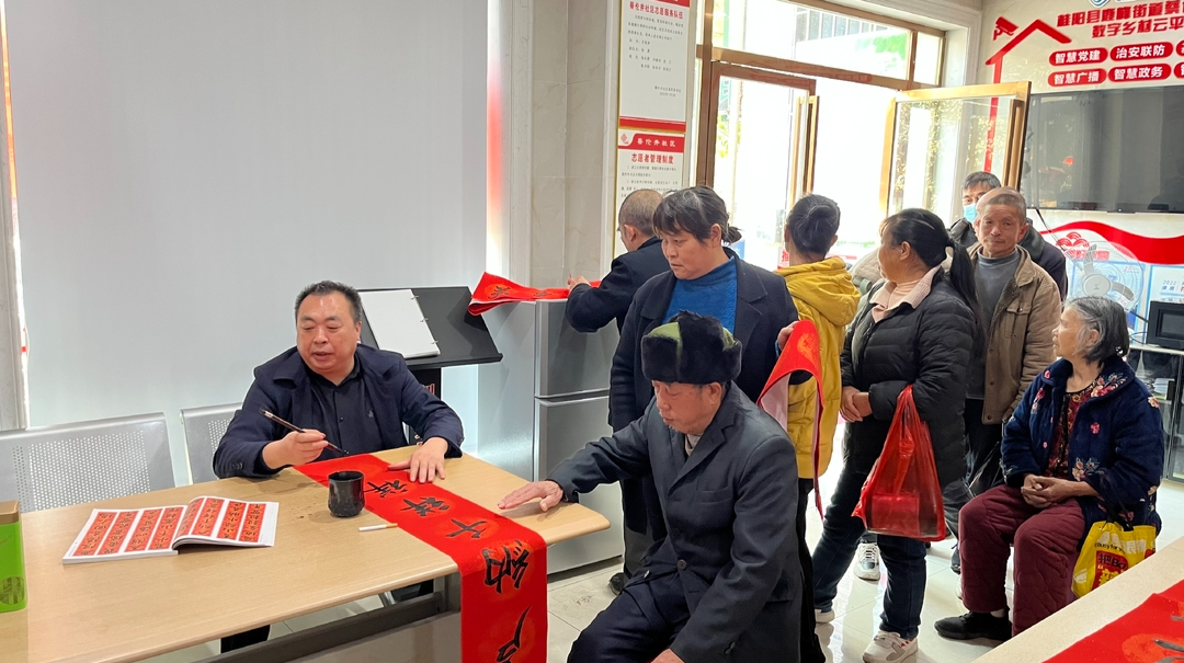 新春走基层 | 鹿峰街道蔡伦井社区：手写春联送祝福 走访慰问暖人心