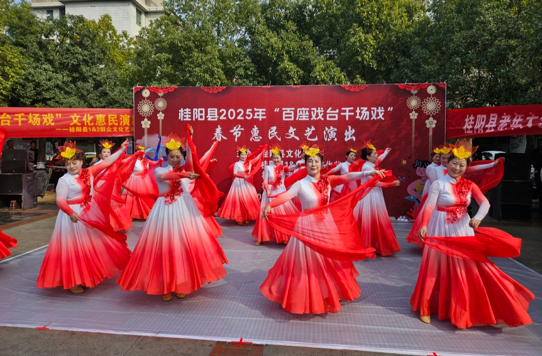 “百座戏台千场戏”春节惠民文艺演出在蔡伦广场上演