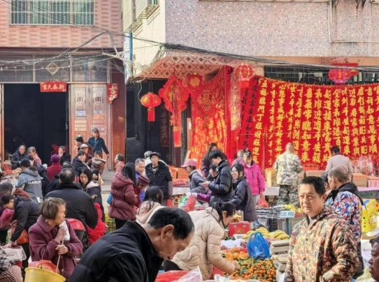 四里镇：挂灯笼贴春联，红红火火庆新年