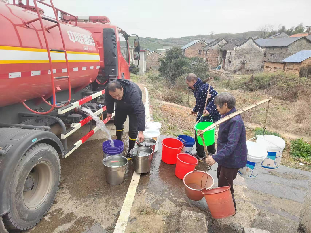 黄沙坪街道：汇集“三长”合力 接力协助送水