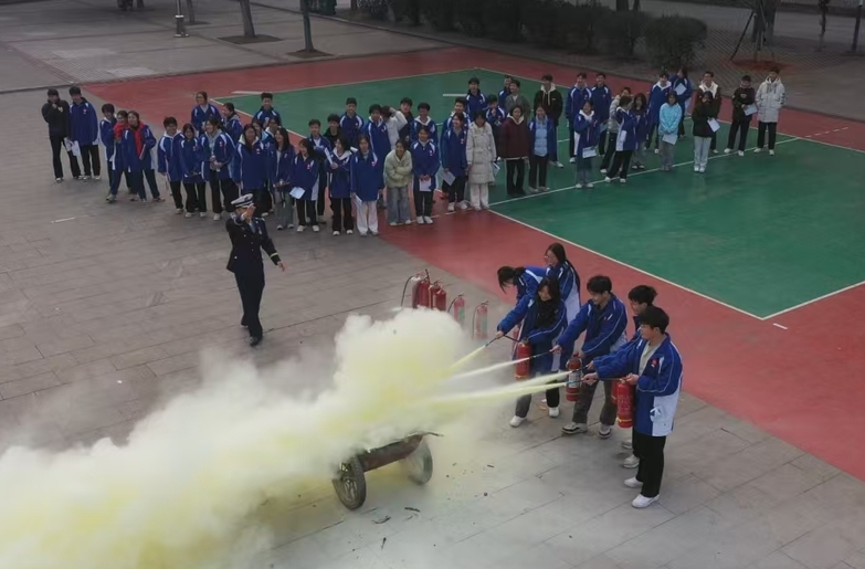 开学第一课：消防演练进校园 安全技能“驻”心间