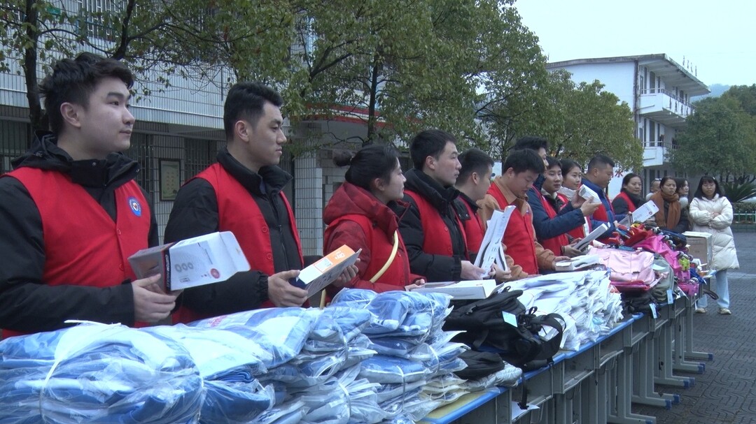 学雷锋 见行动｜“关爱下一代 警心护幼苗”志愿活动走进正和中心校