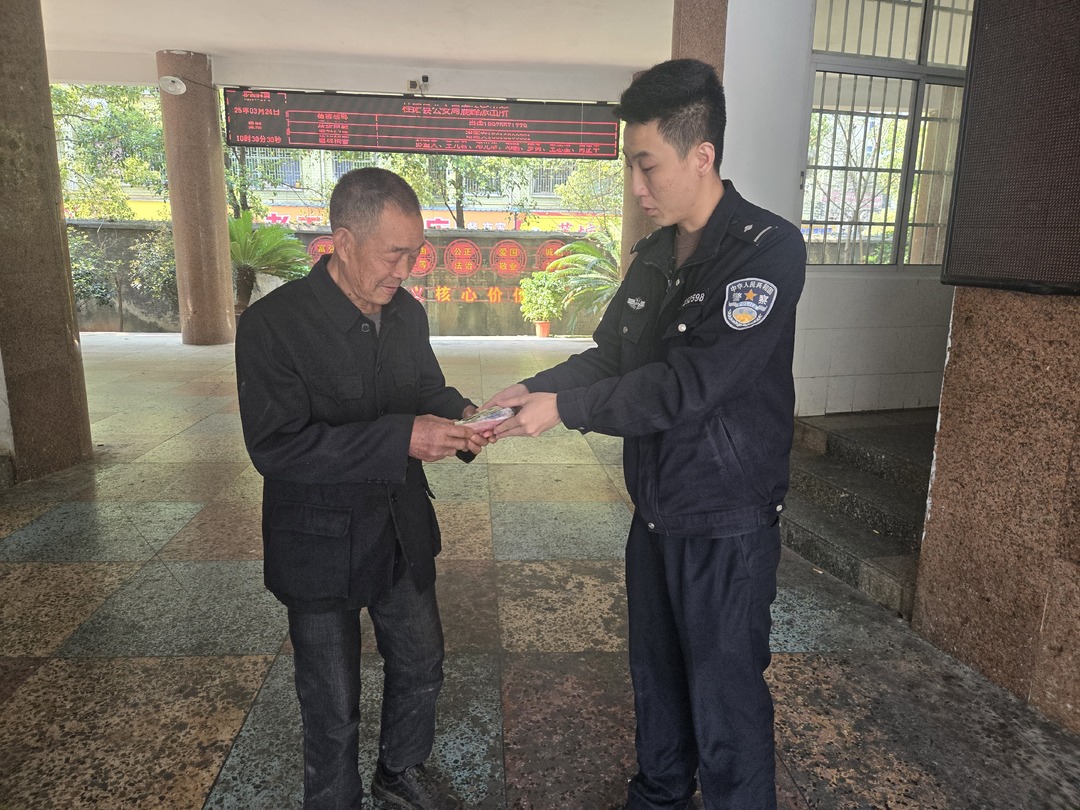 古稀老人卖菜钱被盗 公安5小时破案挽损