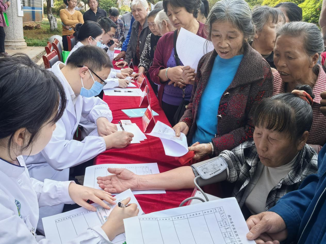 敖泉镇：义诊下乡 “医” 路相伴 健康服务暖民心