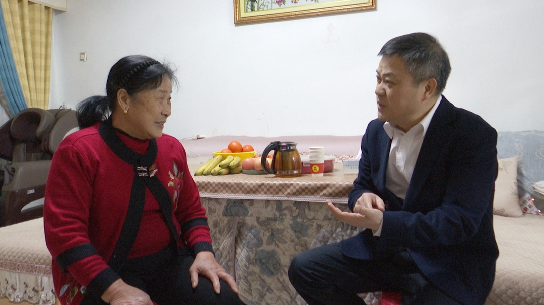 巫初华走访慰问“三属”人员