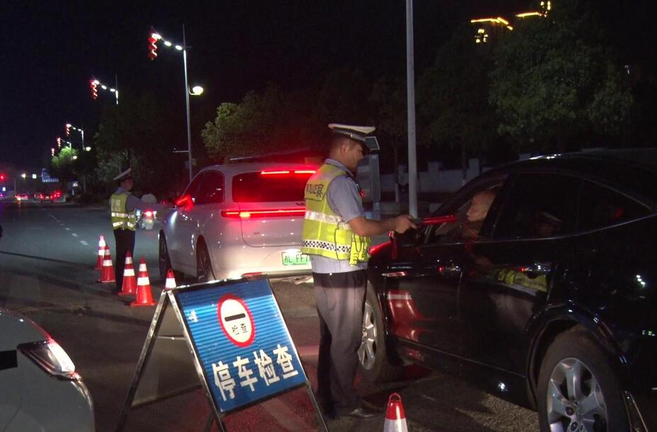 县交警大队开展夜查行动 筑牢交通安全防线