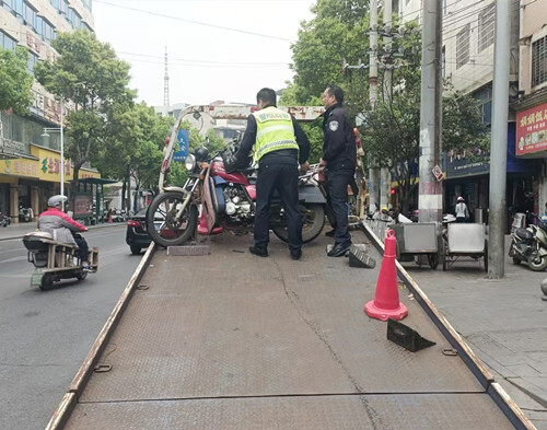 停车别“任性”！桂阳交警持续整治车辆违停！