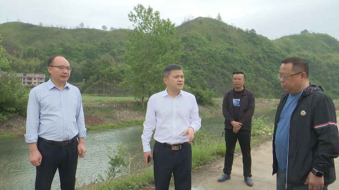 巫初华开展巡河、巡林、巡田工作