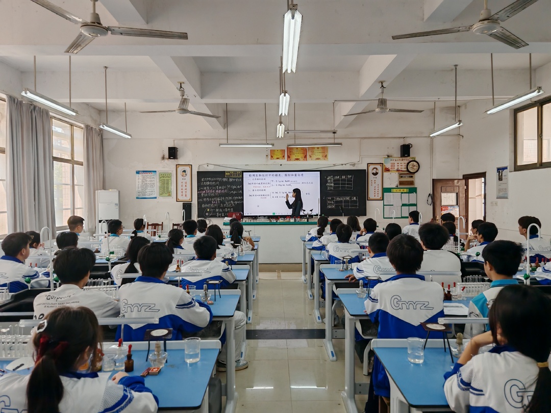 我县开展2025年上期高中城乡实验教学联动展示暨协同发展研讨会