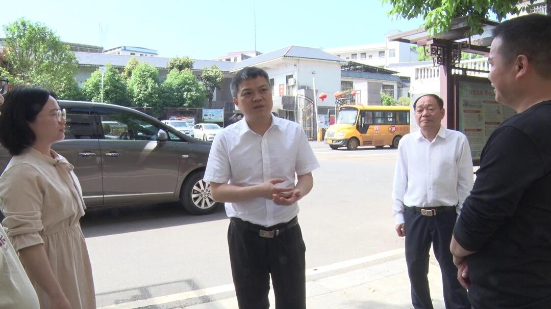巫初华调研“五一”期间值班值守和道路交通安全工作
