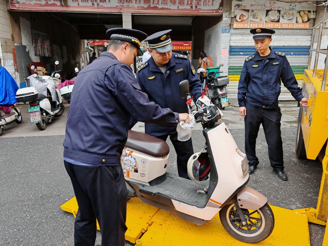 县城管局开展校园周边人行道车辆违停整治行动