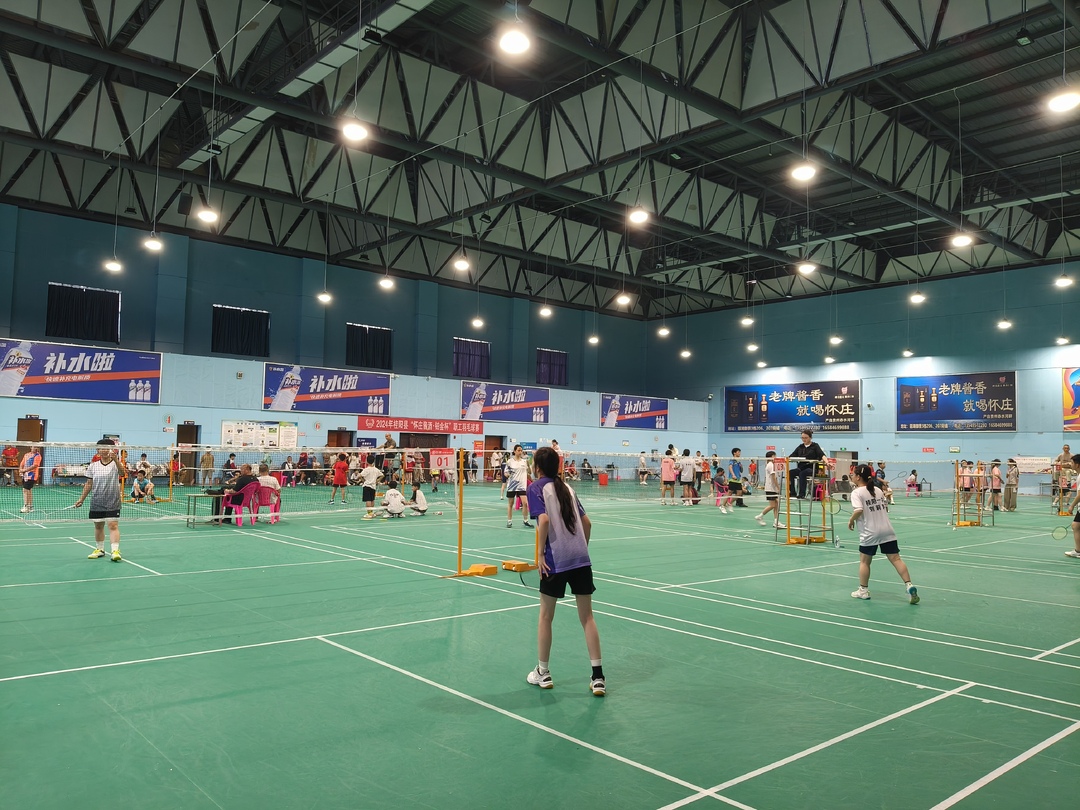 我县举办第十九届中小学生运动会羽毛球、乒乓球比赛