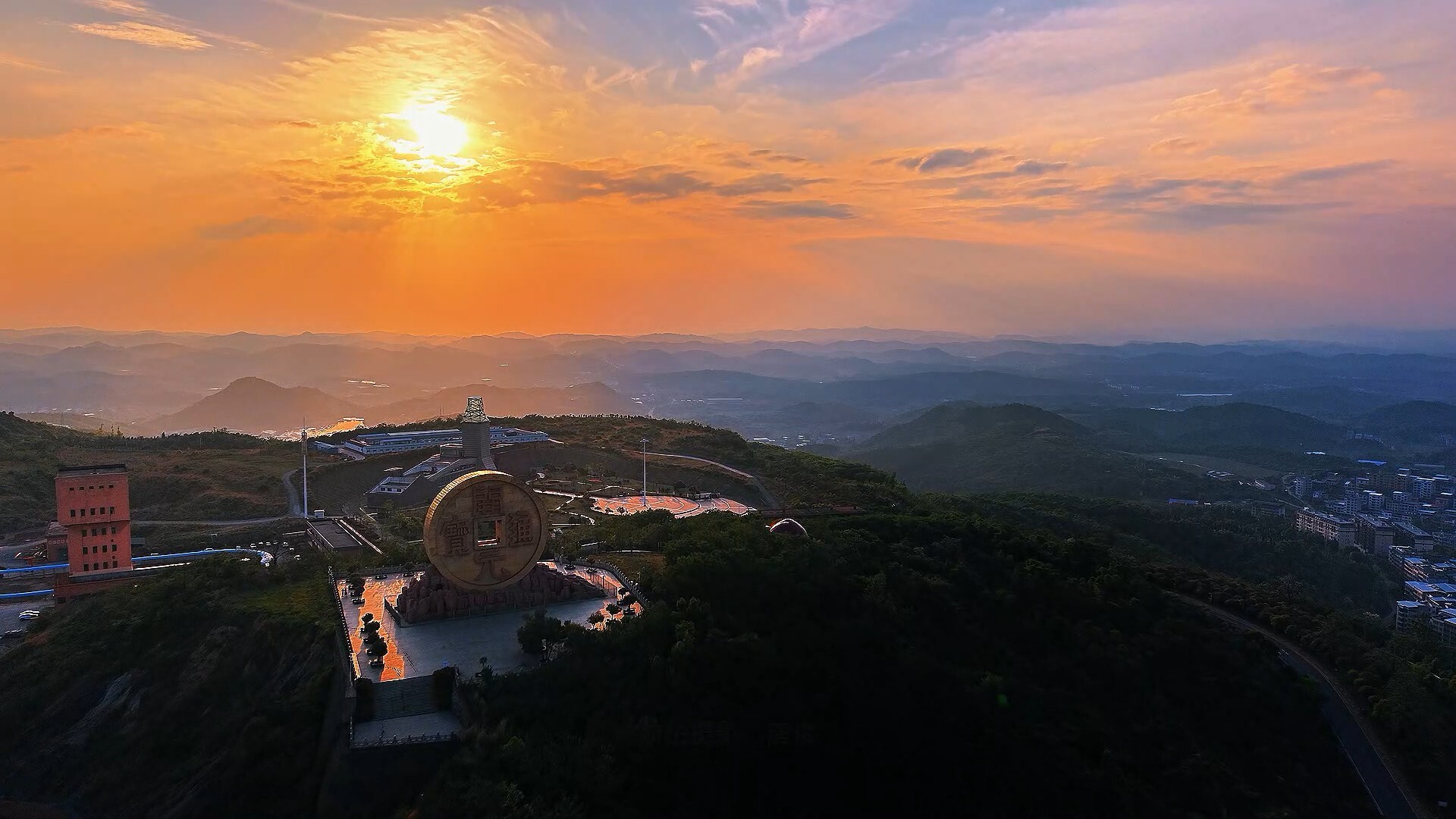 宝山大铜钱与夕阳交相辉映  现奇妙景观