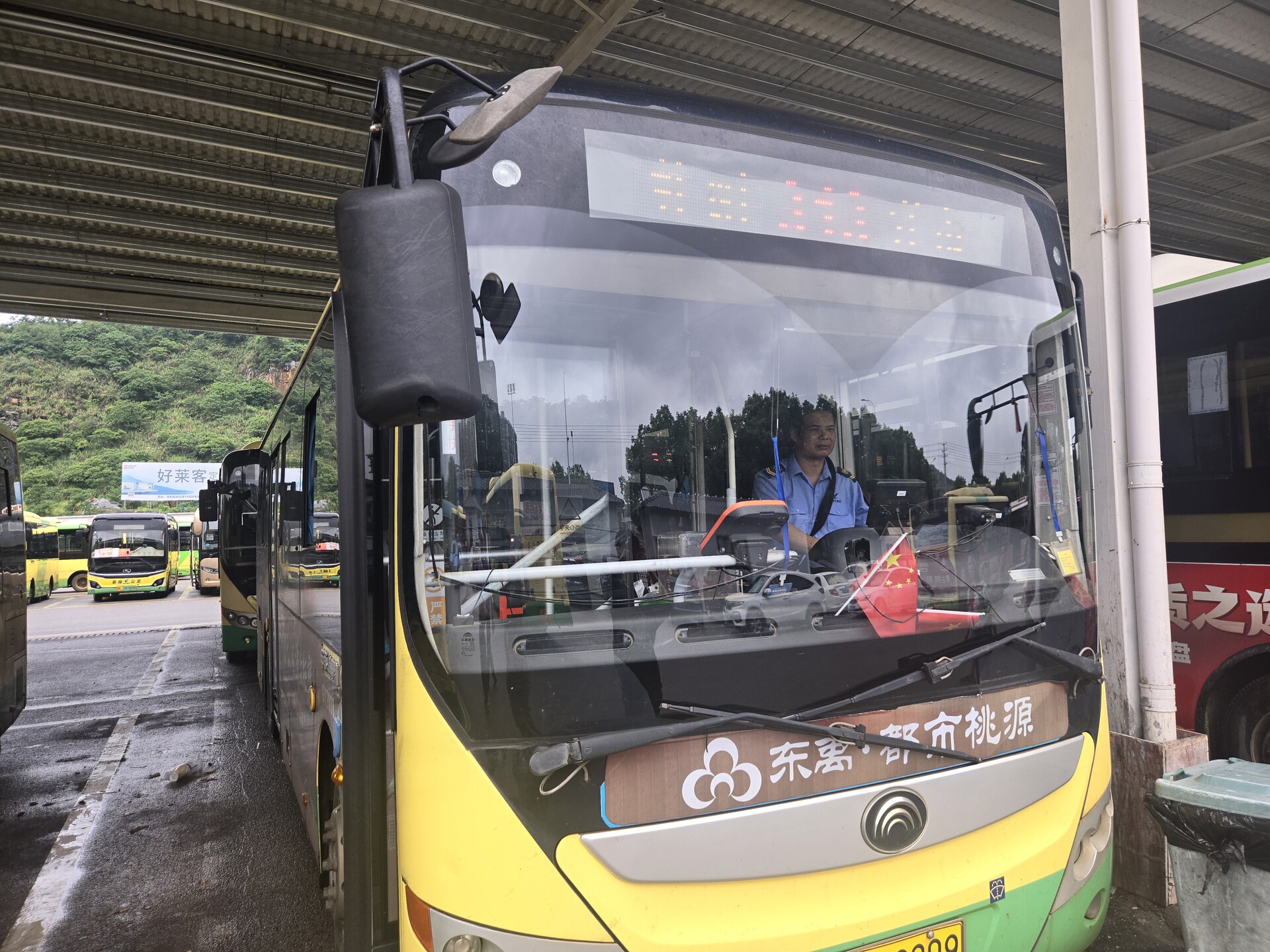 好人之城 | 公交司機(jī)暴雨伸出援手 救援受困電動車乘客