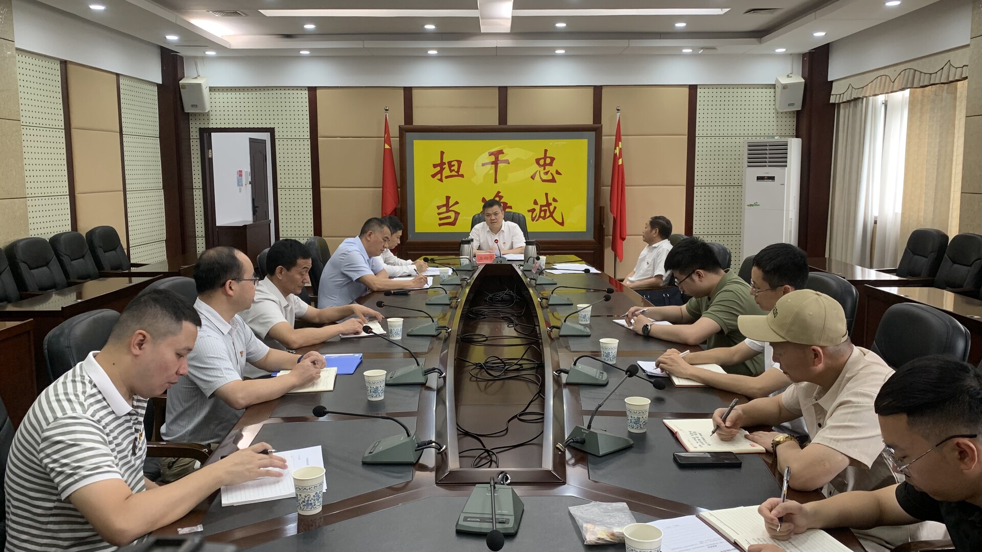 县委办第一党支部开展2025年5月份“一月一课一片一实践”主题党日活动
