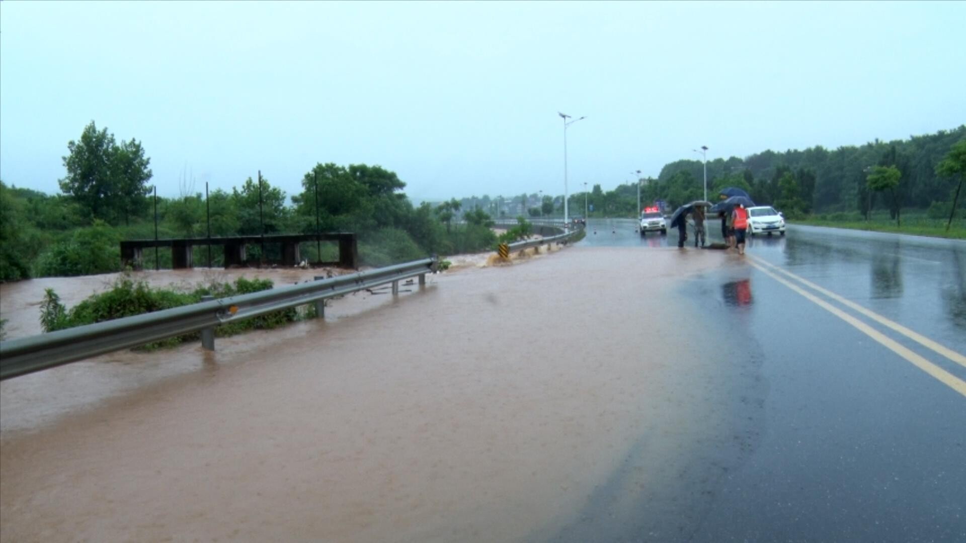 县公路建设养护中心冒雨抢险 保道路畅通
