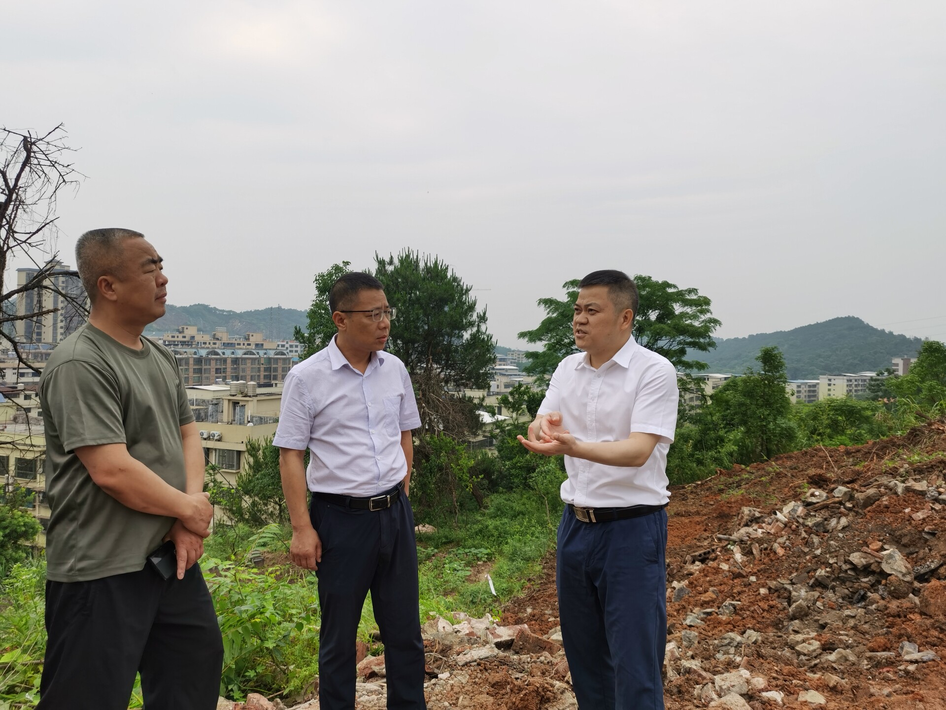巫初华调研地质灾害防治工作