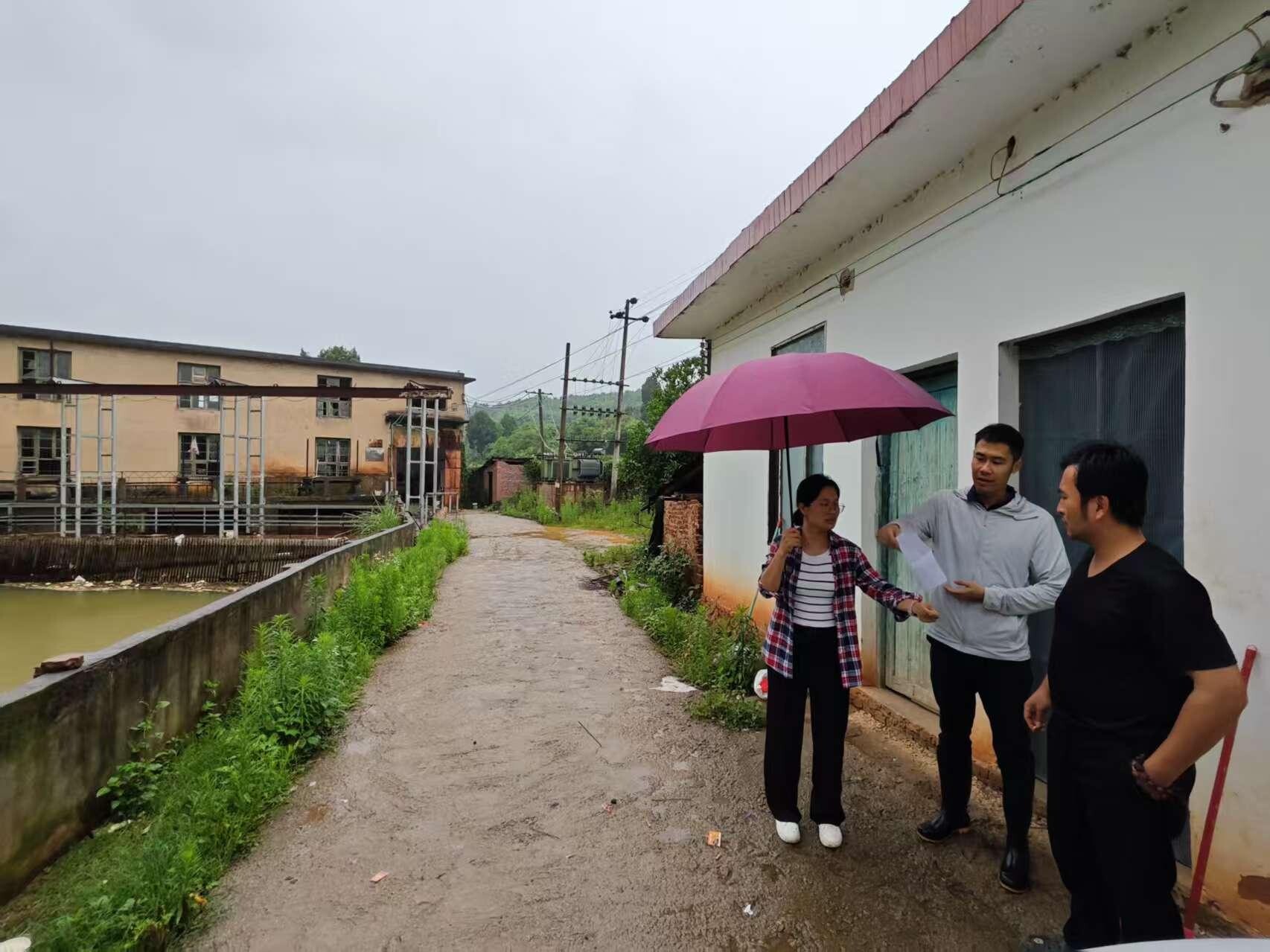 四里镇：积极应对强降雨 全力筑牢防汛安全线