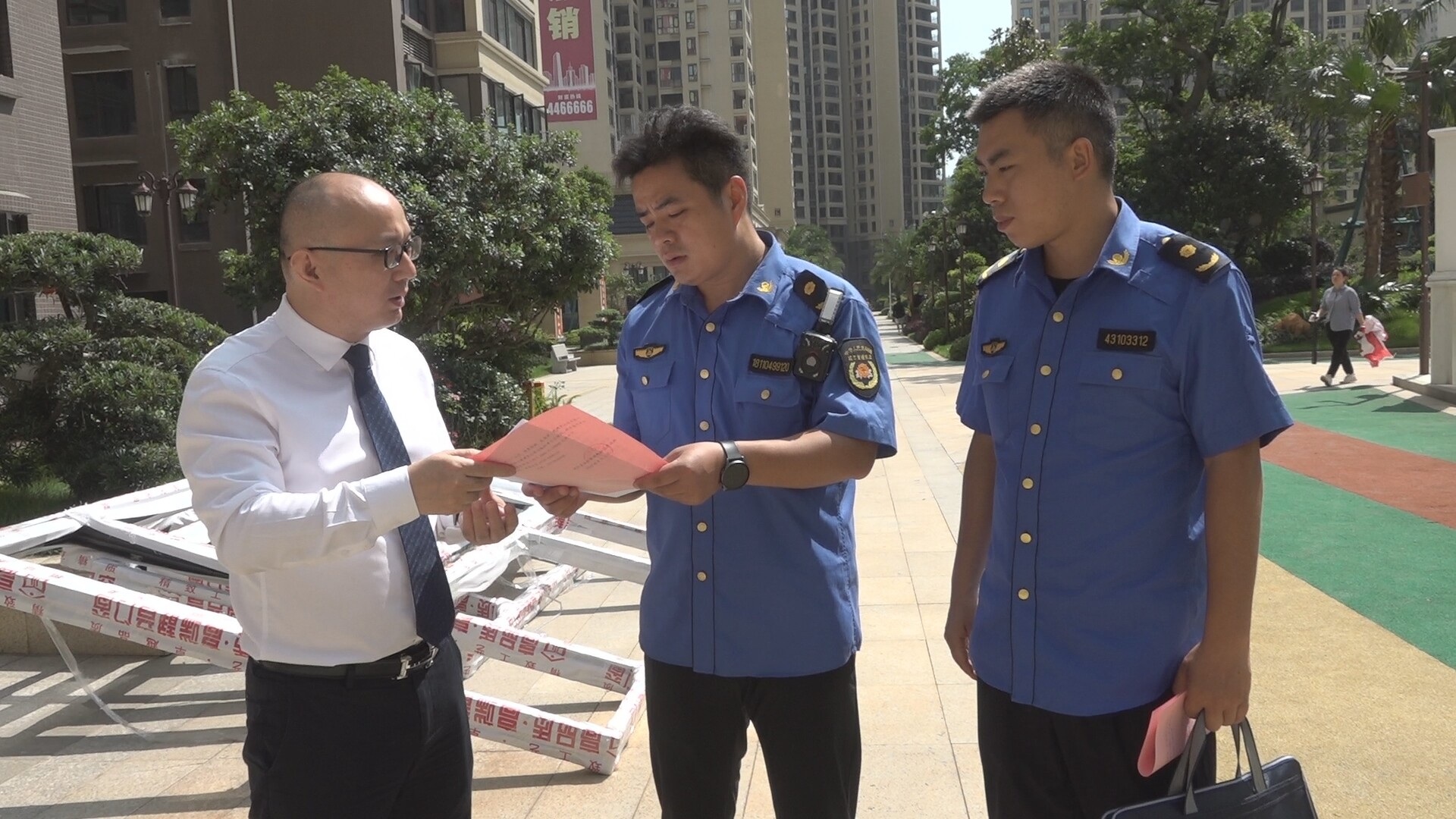 縣城管局開展建筑垃圾分類宣傳進(jìn)小區(qū)行動(dòng)