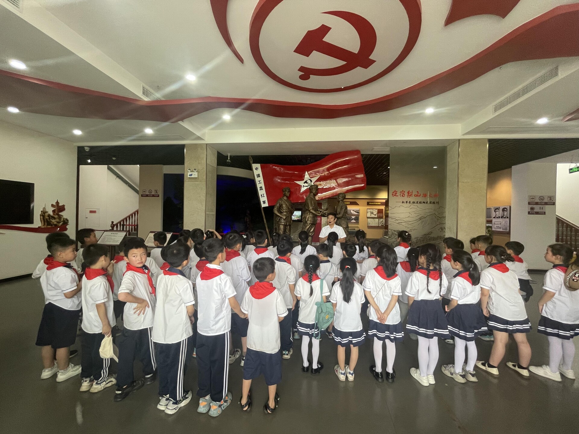 县民政局开展“润心伴成长·同心护未来”  关爱困境儿童参观红色教育基地亲子活动