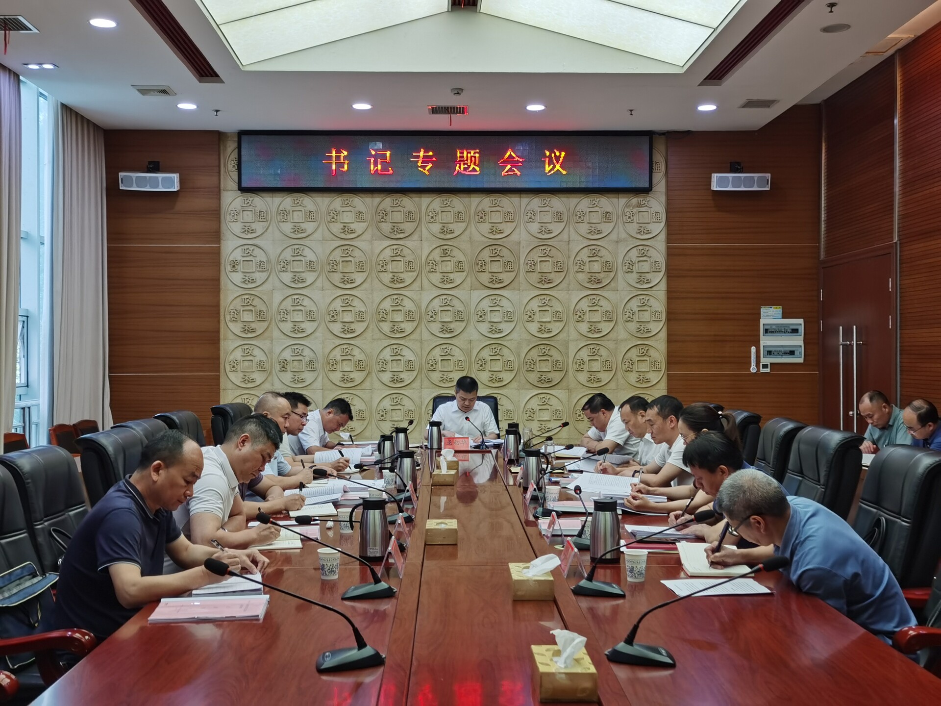 巫初华主持召开县委第七轮巡察书记专题会议