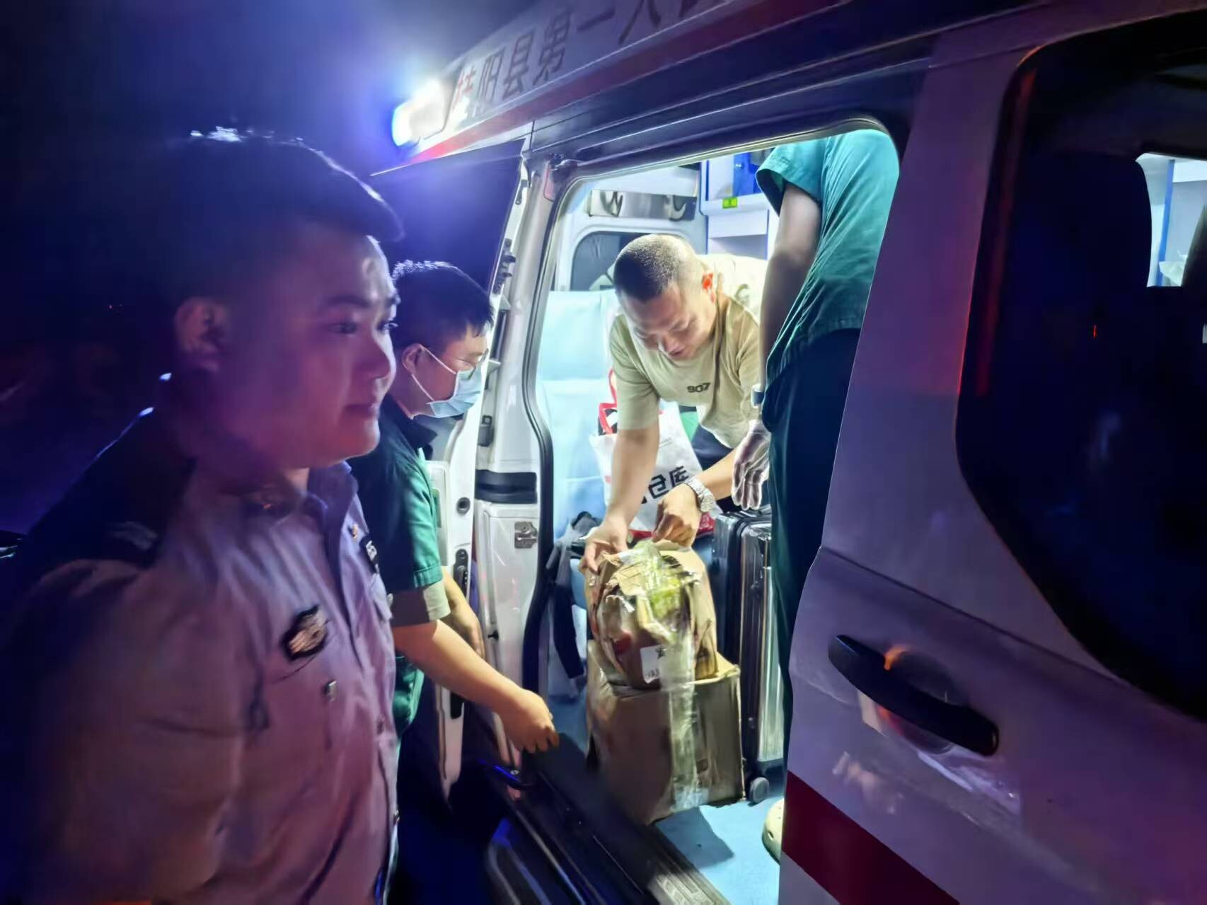 好人之城 | 幼童高速路上突发高热 警医护航及时救治转危为安