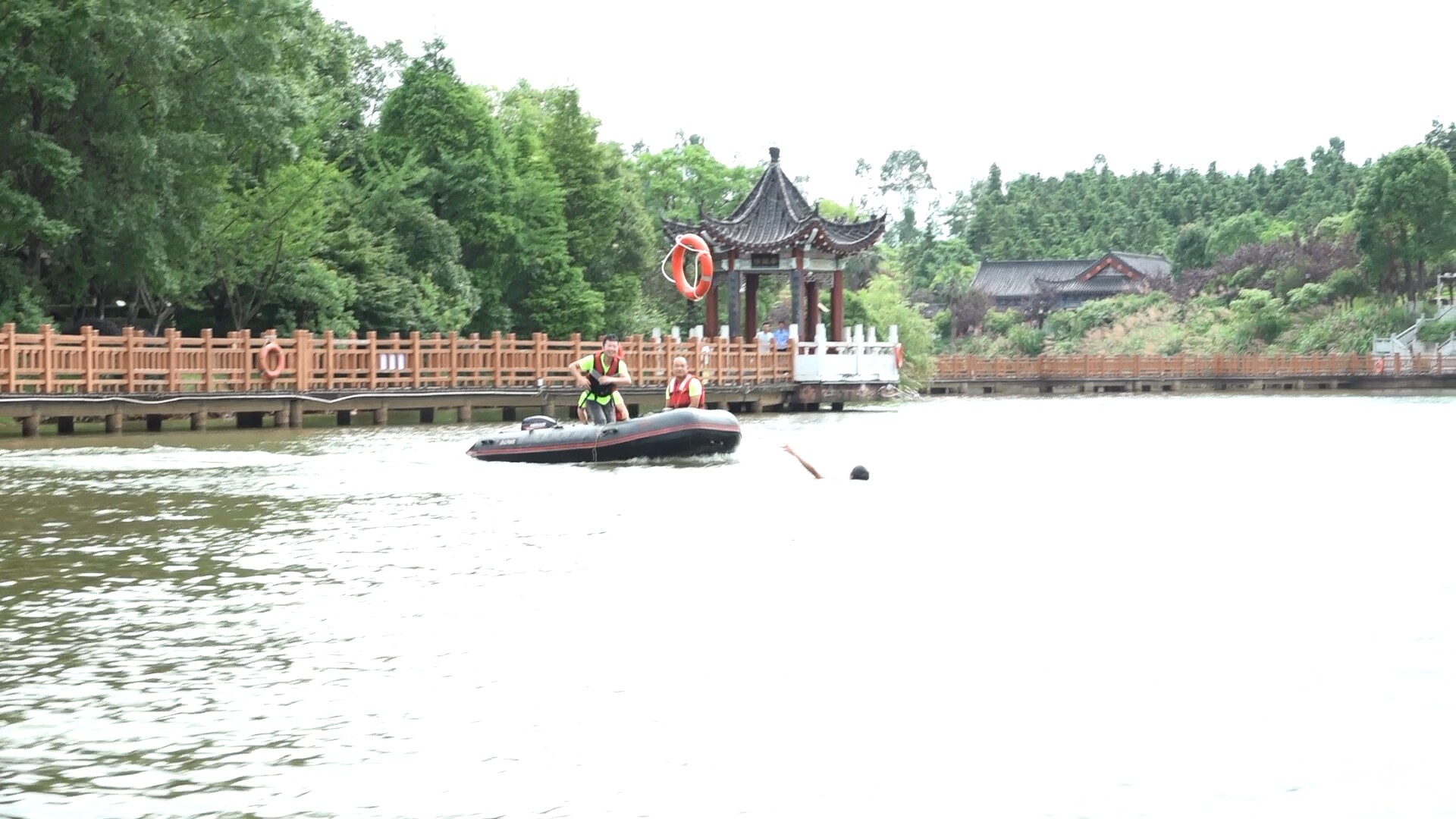縣霹靂火志愿者公益應(yīng)急救援隊(duì)開(kāi)展水上救援應(yīng)急演練
