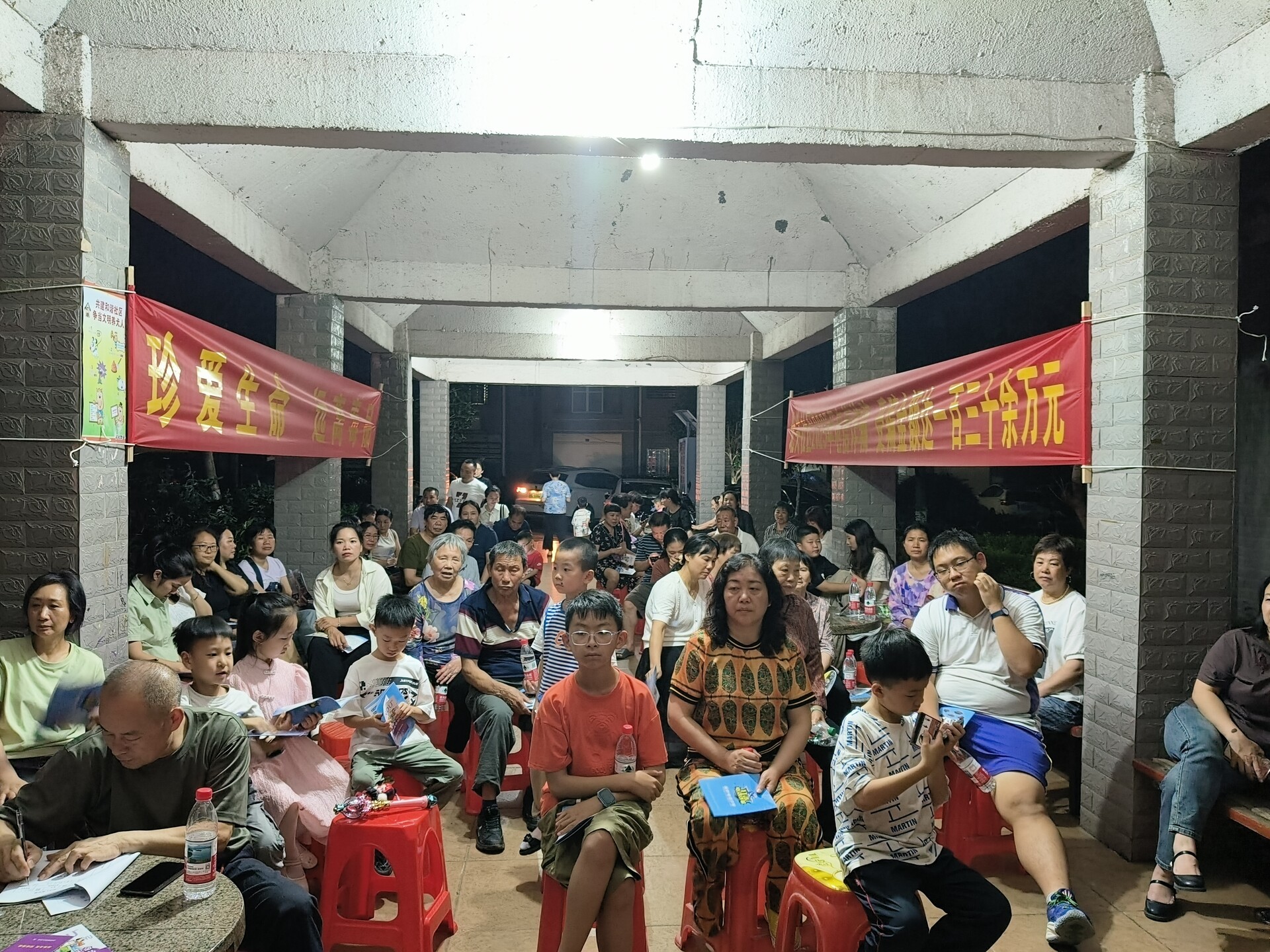 龍?zhí)督值辣标P(guān)社區(qū)開展反詐禁毒宣傳進(jìn)小區(qū)活動(dòng)