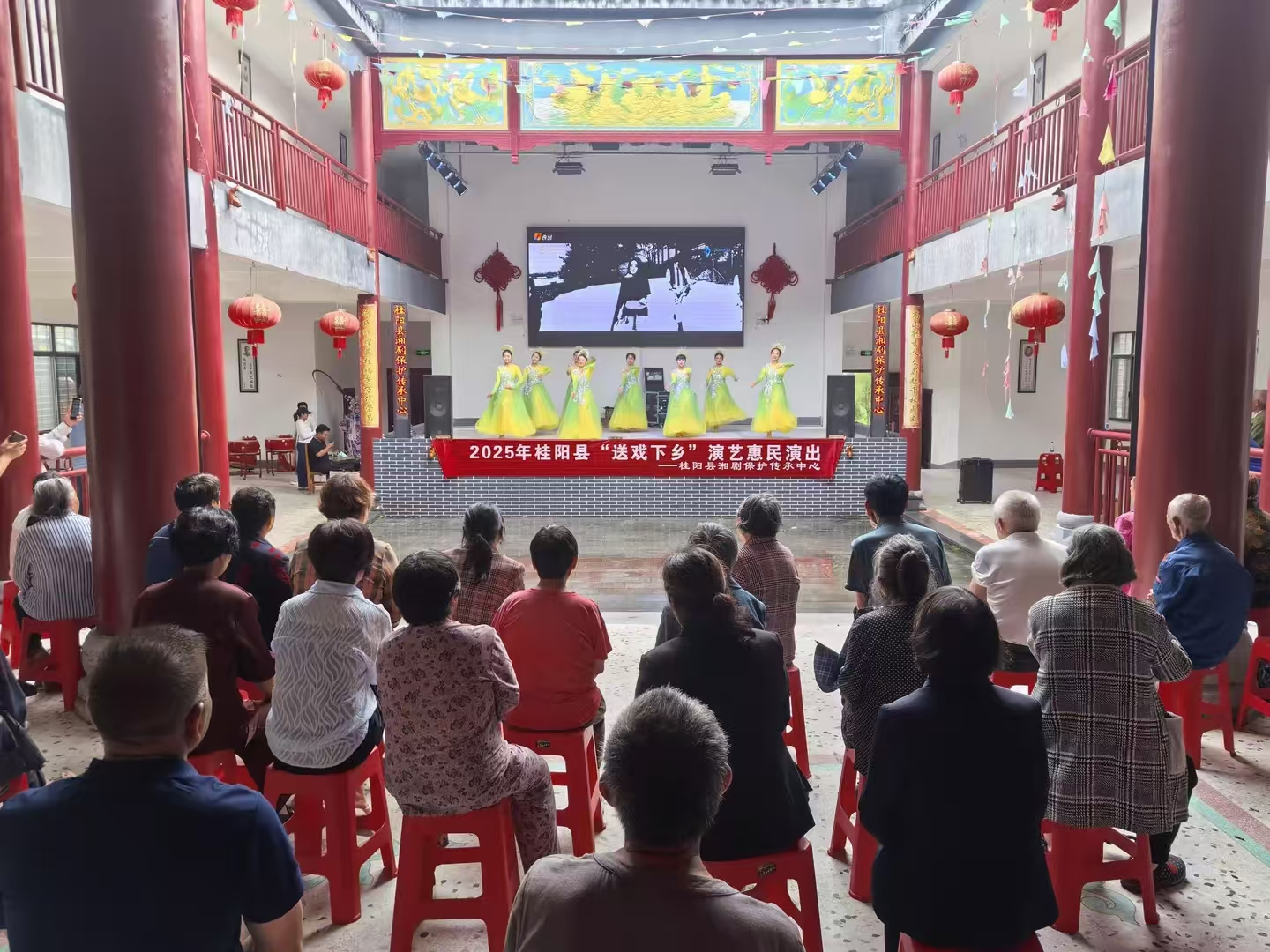 荷葉鎮(zhèn):開展 “送戲下鄉(xiāng) 文化惠民” 活動(dòng) 千余群眾共享戲曲盛宴