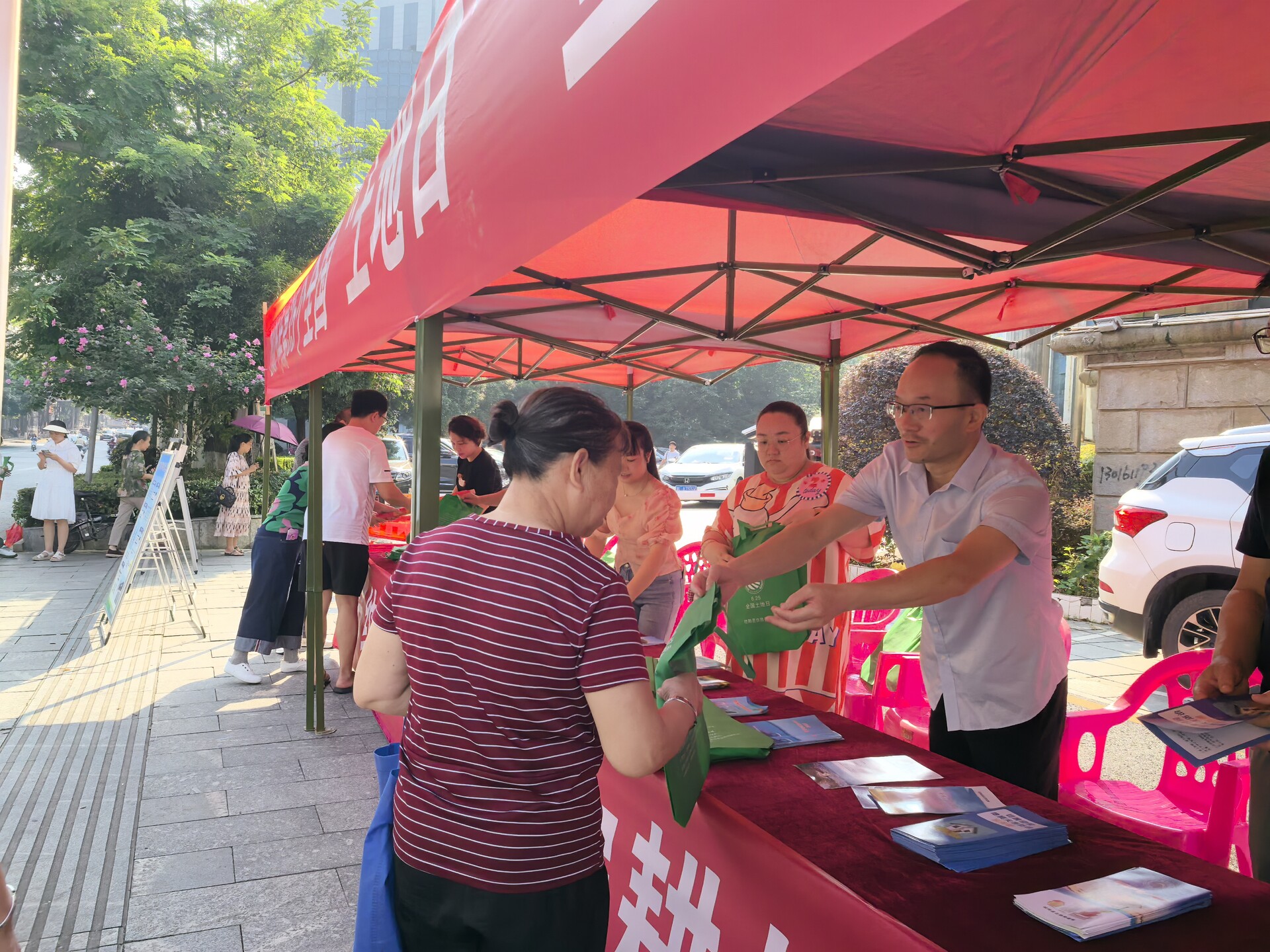 縣自然資源局開展第35個全國“土地日”宣傳活動