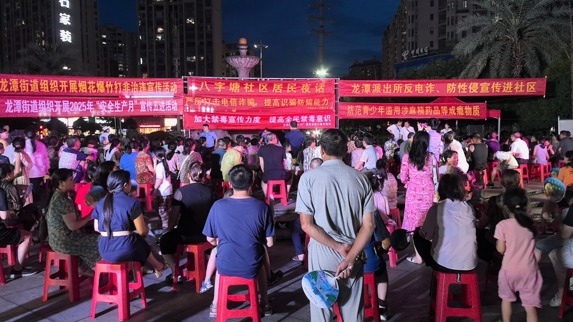 “龍?zhí)兑乖挕边M社區(qū)  筑牢安全“防火墻”