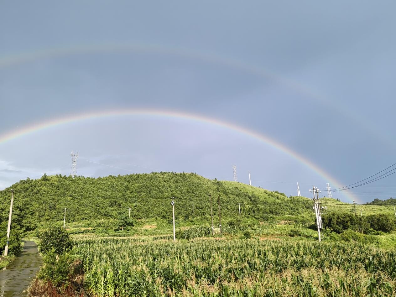 湖南桂陽：雨后現(xiàn)雙虹 美景映鄉(xiāng)村