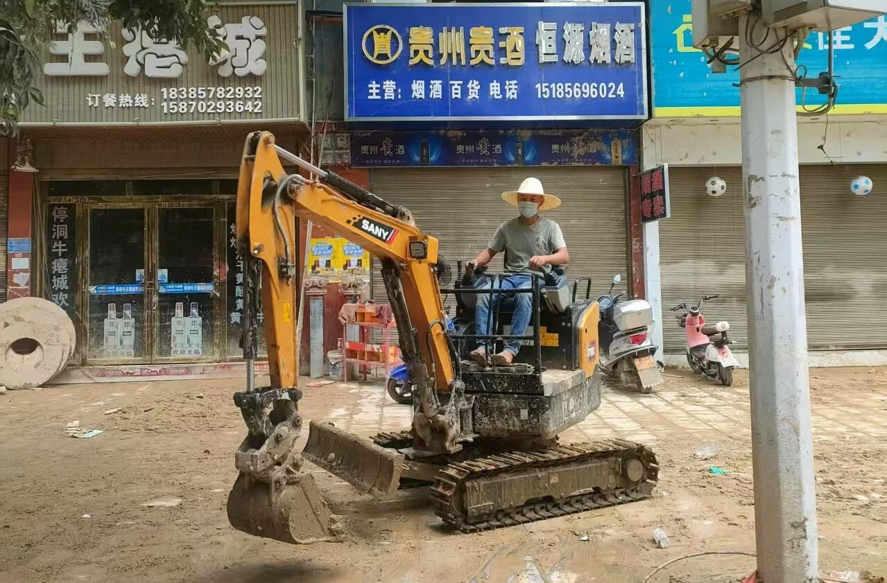 桂陽父子帶挖機千里馳援貴州榕江