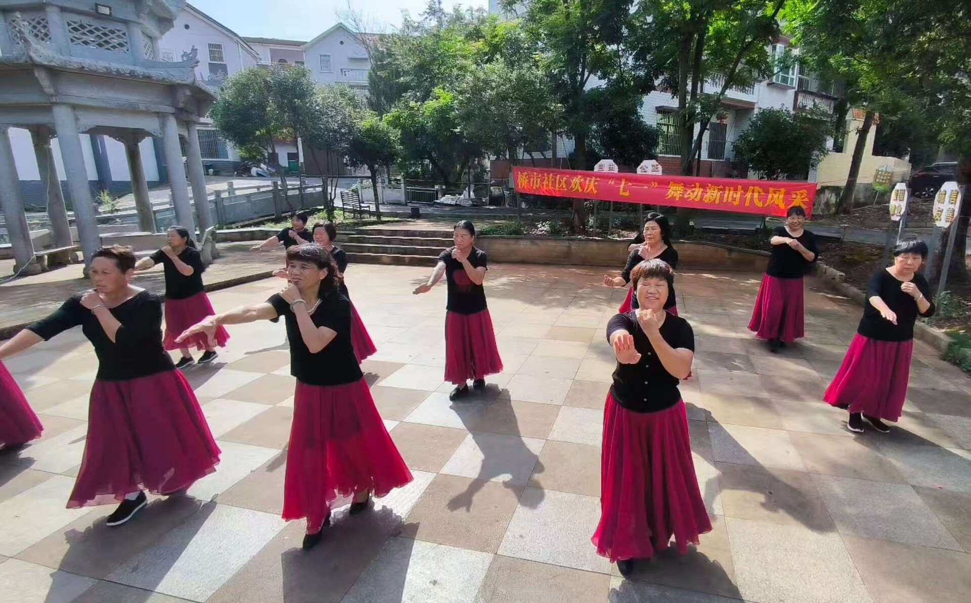 红歌嘹亮舞翩跹 桥市社区共庆党的生日