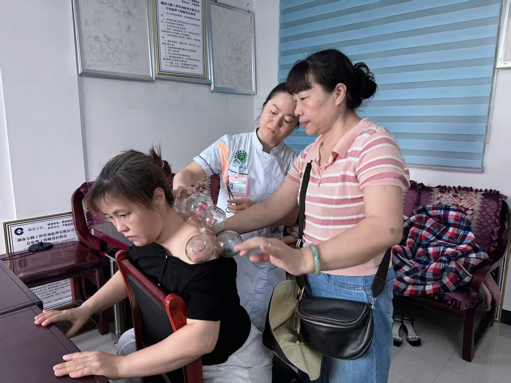县中医医院到鹿峰街道百花社区开展义诊活动