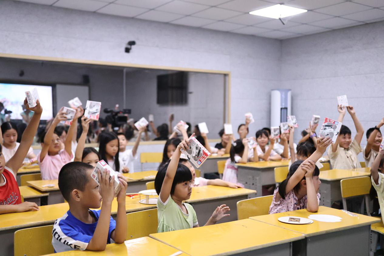 ​无人机飞进乡村课堂 湖南大众传媒学子点亮乡村娃的“科技梦”