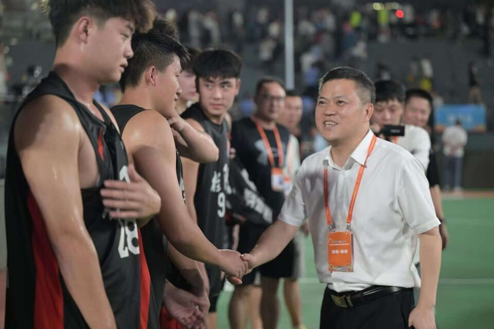 巫初华看望省“村BA”大赛我县代表队球员