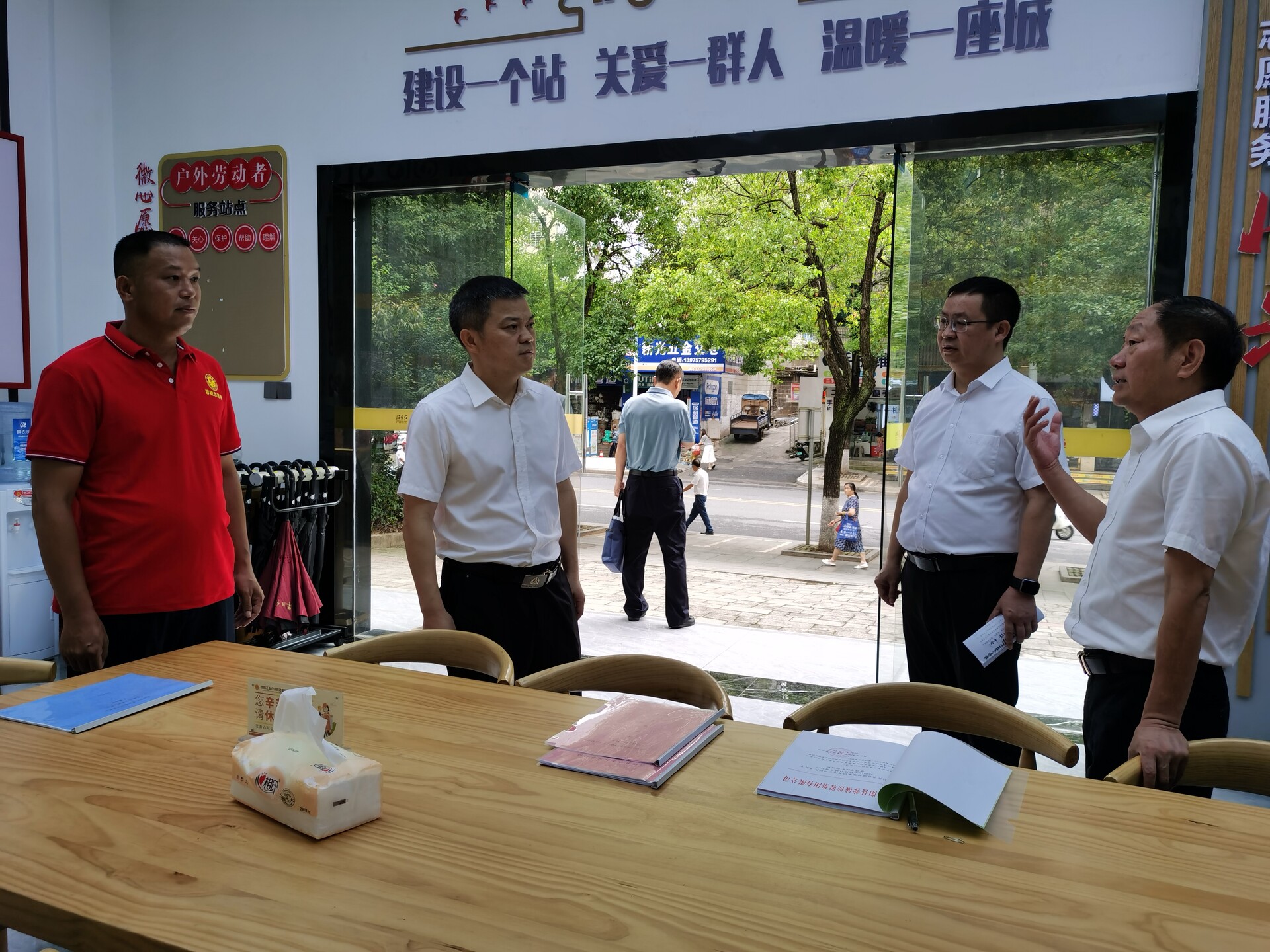 巫初华调研工会驿站建设工作