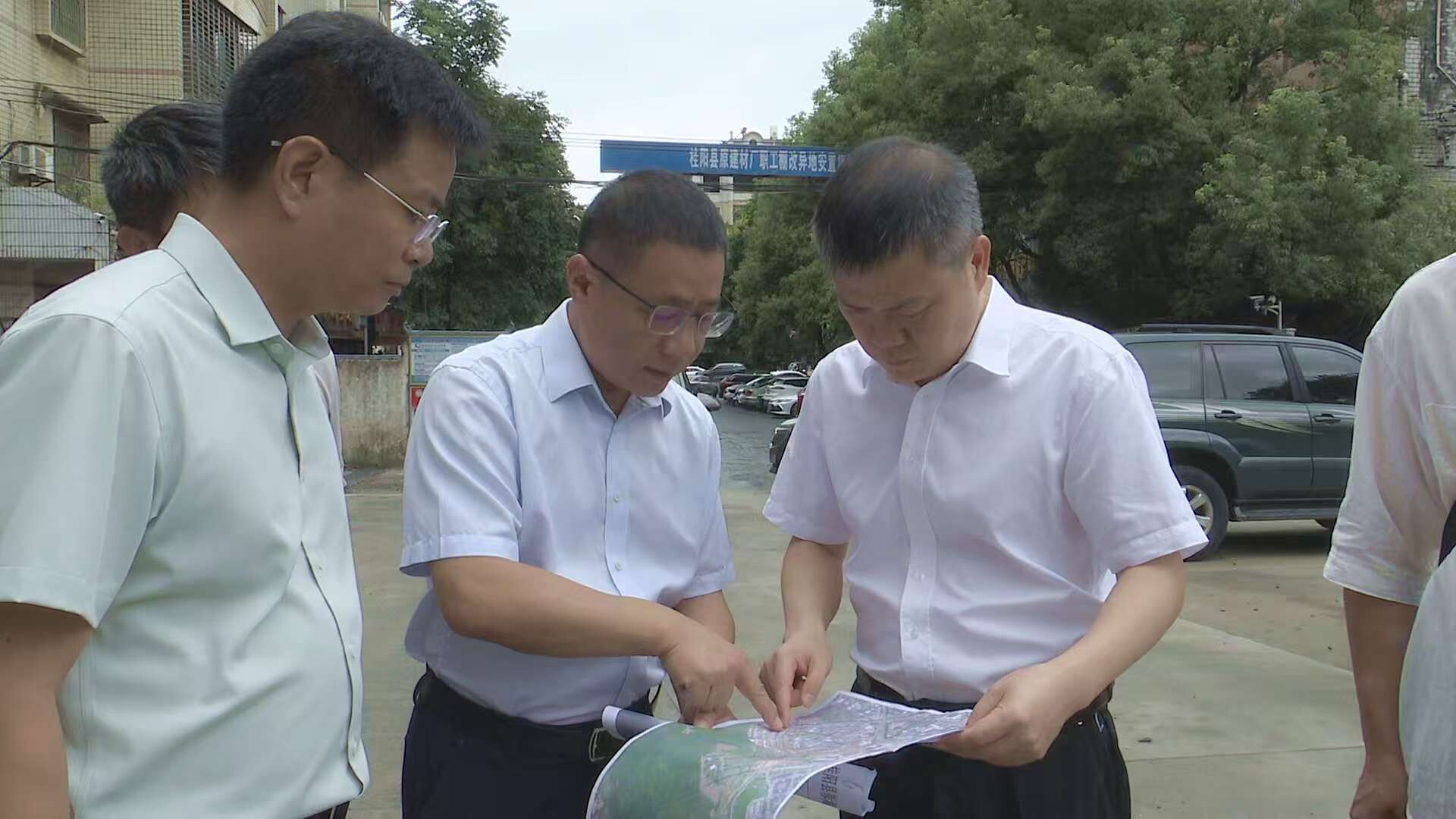 巫初华调研城市道路建设和安全生产工作