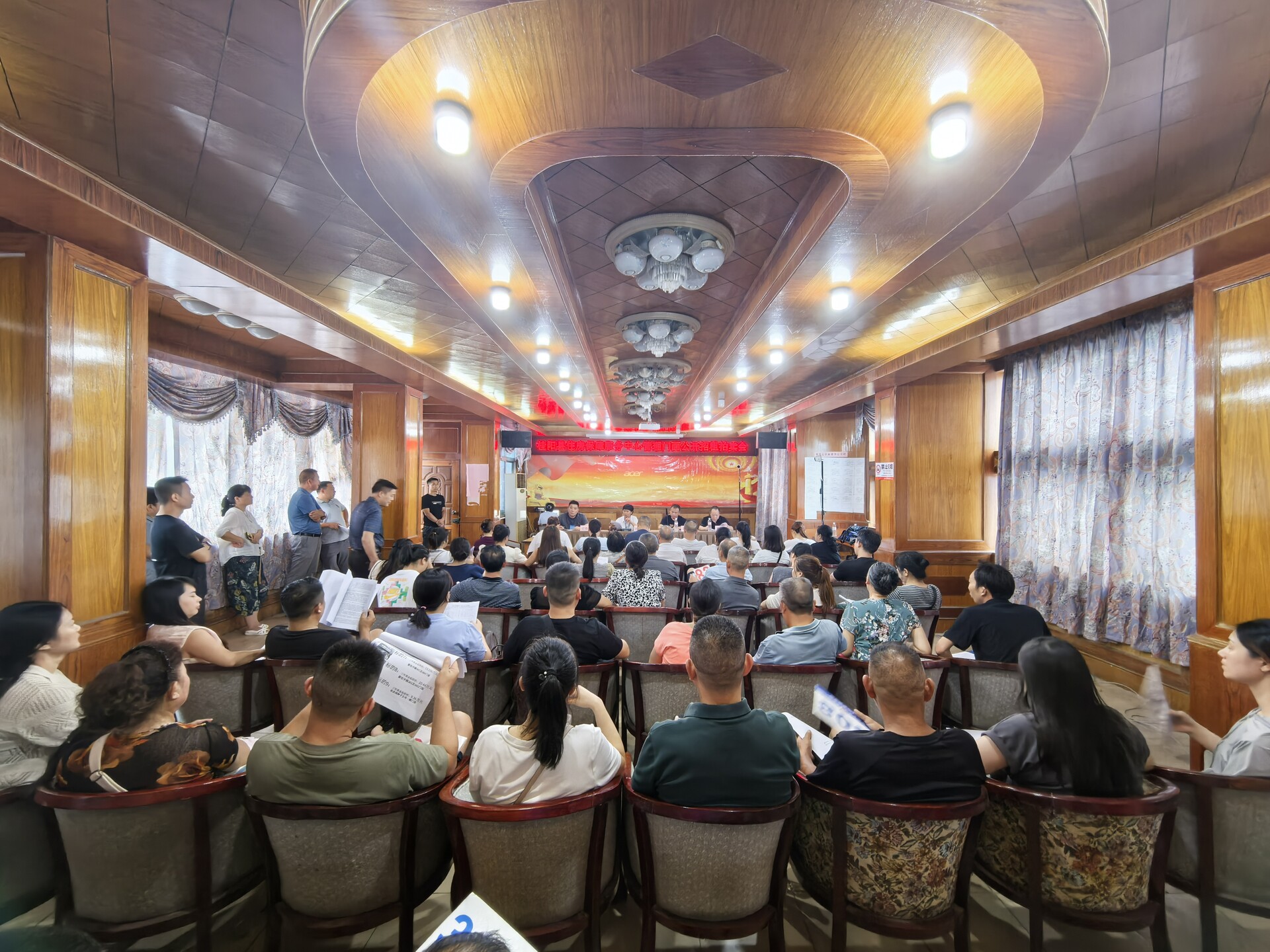 县住保中心举行门面公开租赁拍卖会