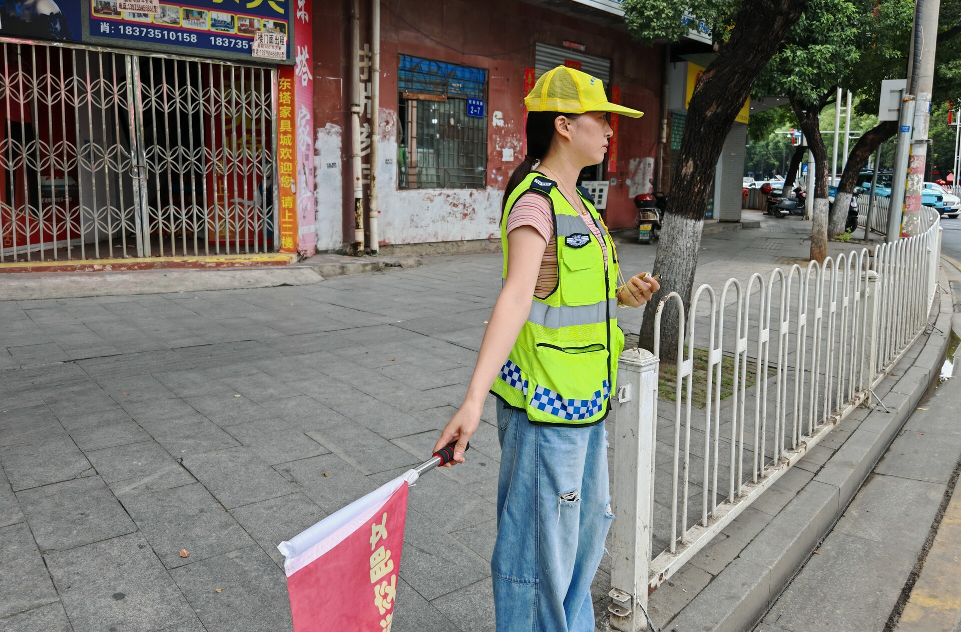 高溫下的勞動(dòng)者｜交通文明勸導(dǎo)員：用汗水守護(hù)路口安全