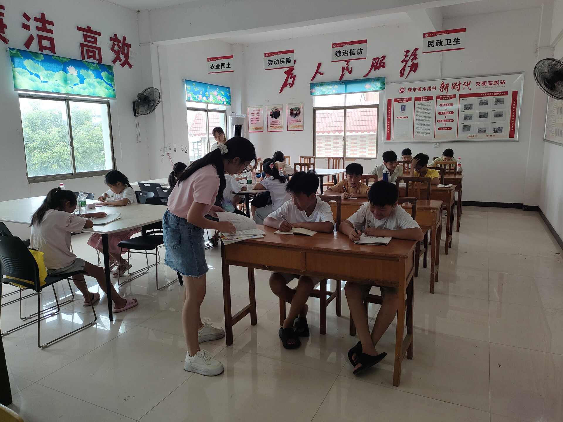 塘市镇水尾村：“家门口”的暑托班，孩子学习“不掉线”