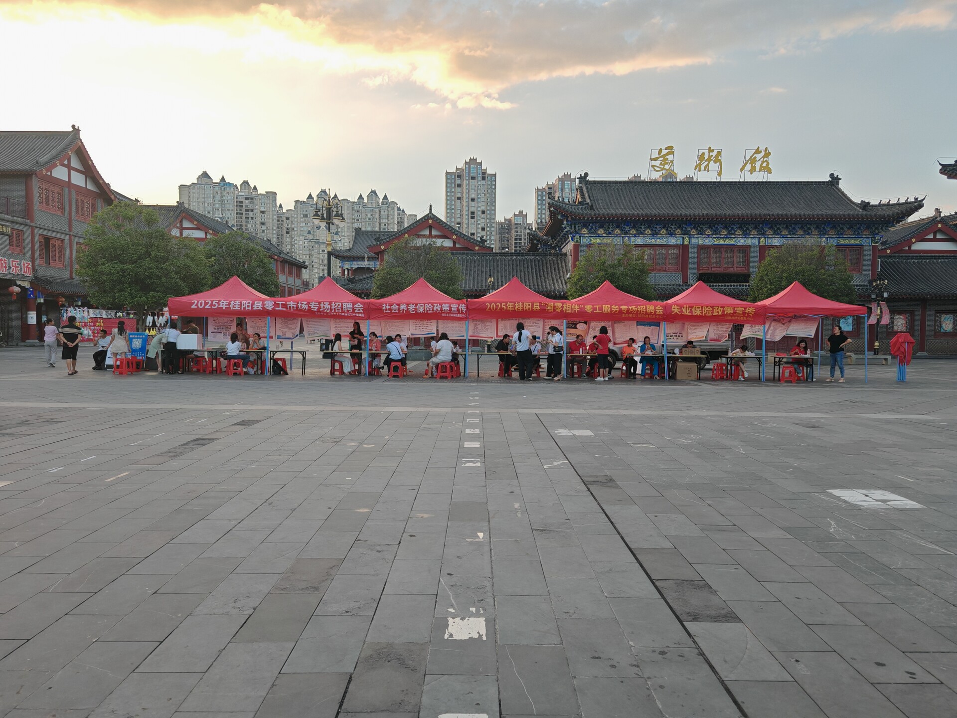 践初心 办实事 |   “职达”家门口：我县举办2025年零工市场专场招聘会