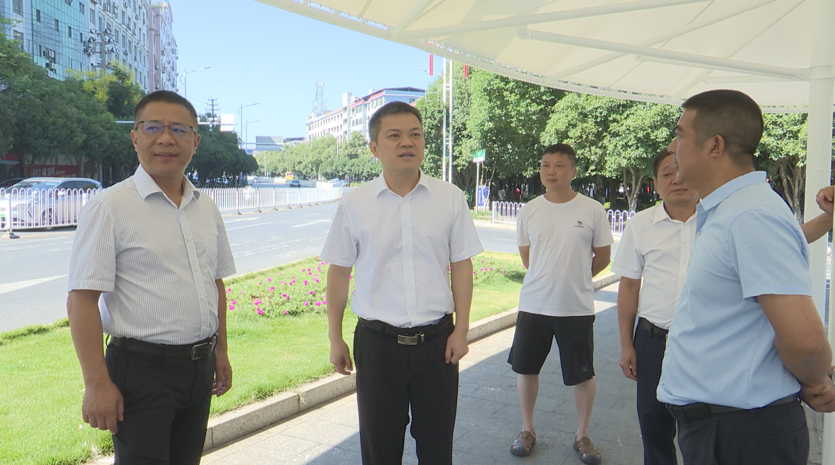 巫初華調(diào)研民生實(shí)事推進(jìn)工作