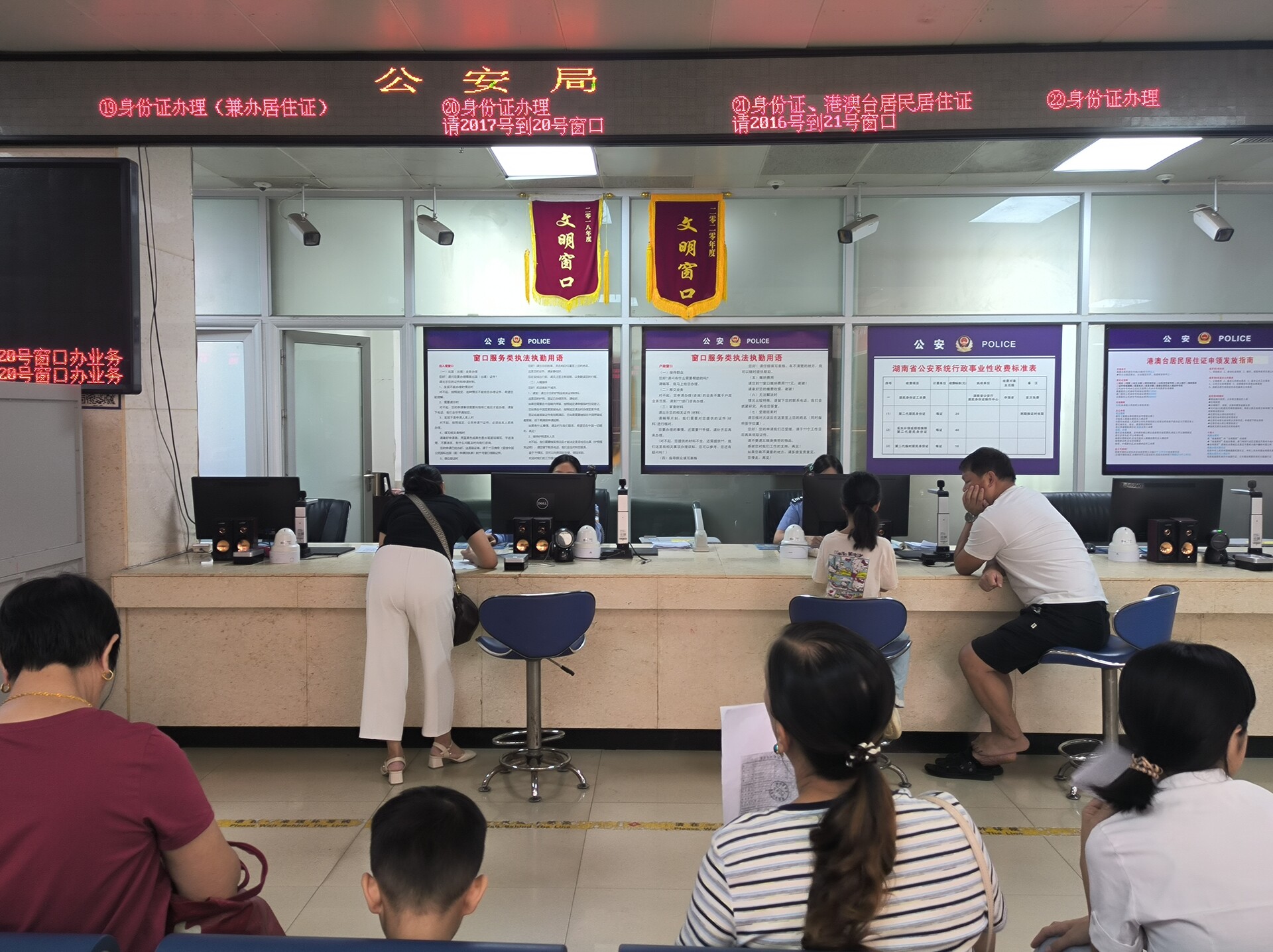 我县迎来身份证换证高峰  便民服务让群众办证更便捷