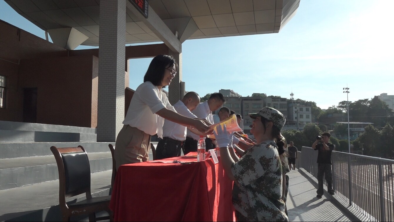 桂陽一中2025級新生軍訓(xùn)結(jié)束